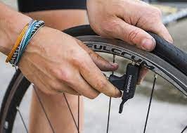 Kiểm tra áp suất lốp xe đạp trước khi di chuyển