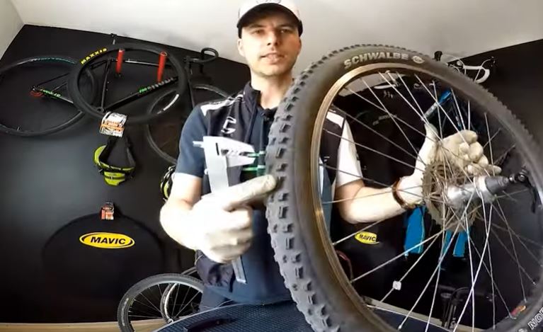 Kiểm tra độ hư hại của lốp xe đạp